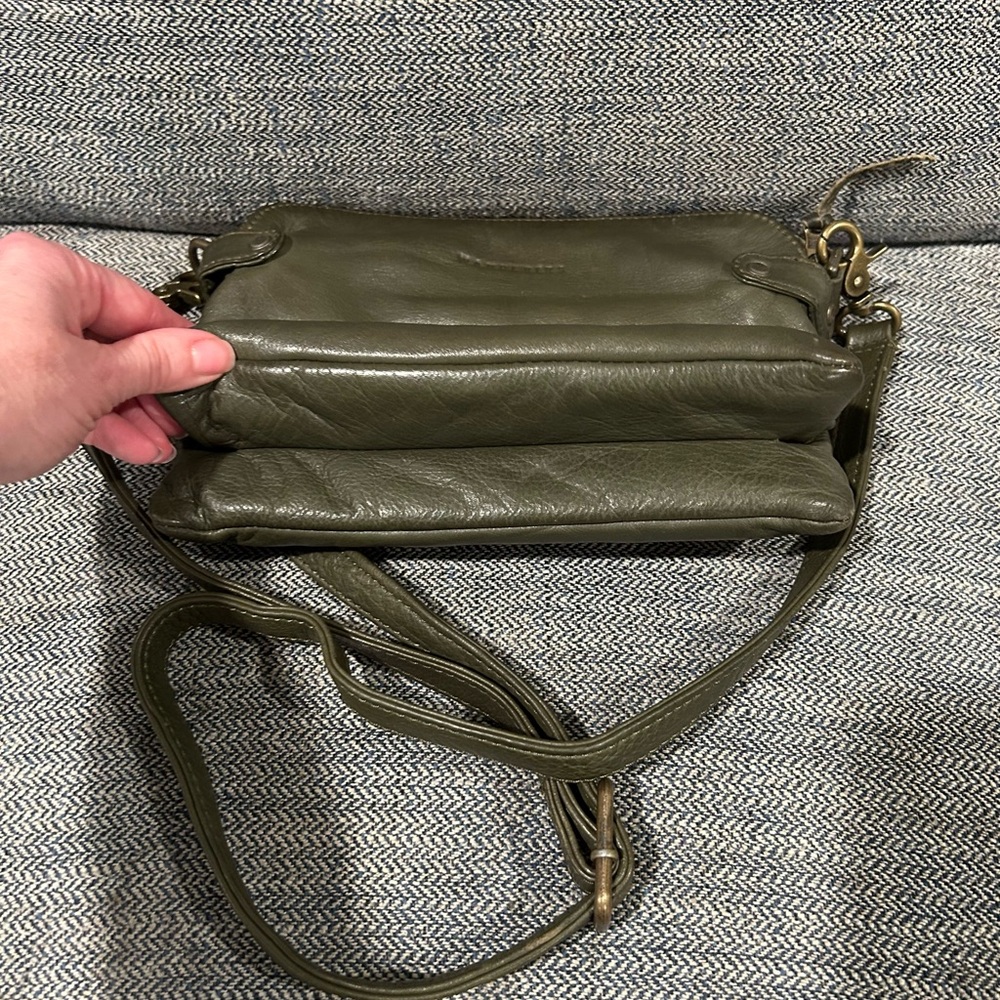 Wanderers Travel Co The Venetian Passport bag in olive color - Picture 6 of 7